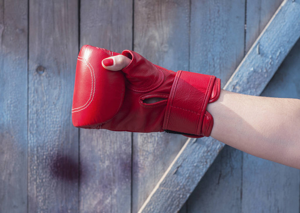 Oikea käsi nainen punaisessa nyrkkeilyhanskassa.
 - Valokuva, kuva