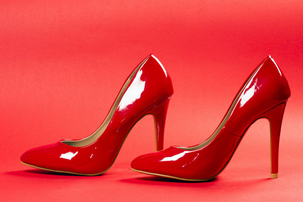 czerwone buty na obcasie - Zdjęcie, obraz