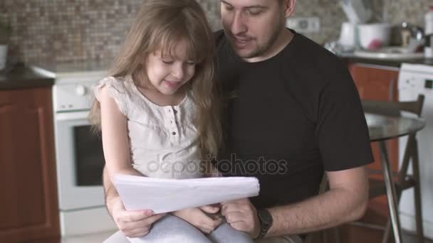 hija pequeña recurre a papá para mostrar sus dibujos. Padre pasa tiempo con su hija
 - Imágenes, Vídeo