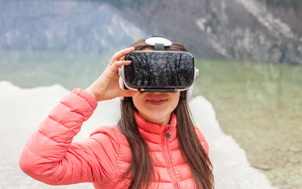 Giovane donna in VR occhiali - Foto, immagini