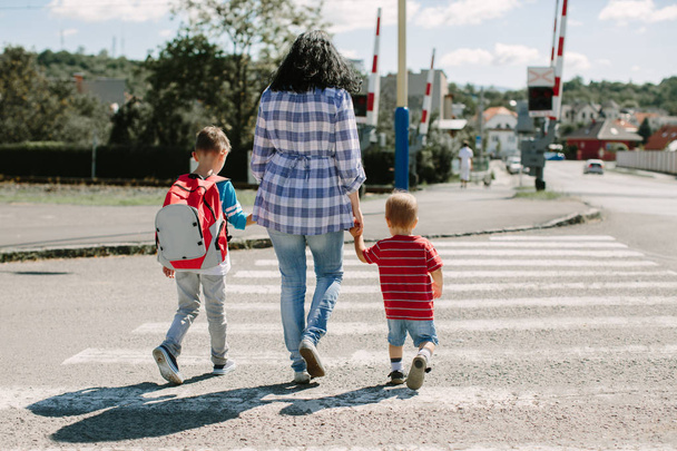Anya gyermekei gazdaság és keresztező úton, iskola út - Fotó, kép