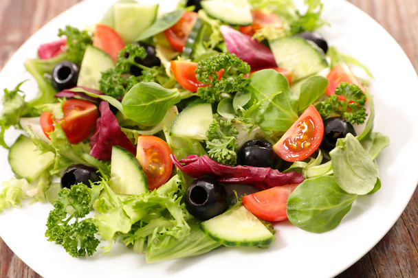 saláta paradicsommal és olívabogyóval - Fotó, kép