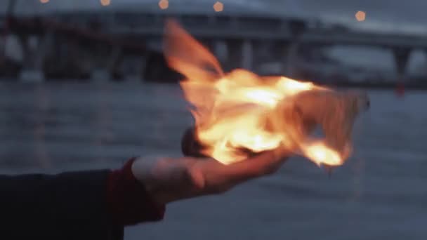 Joven con un cóctel molotov en llamas en la mano de pie en la costa
 - Imágenes, Vídeo
