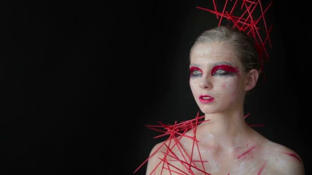 Portrait de fille mystérieuse avec maquillage créatif et coiffure élégante
 - Séquence, vidéo