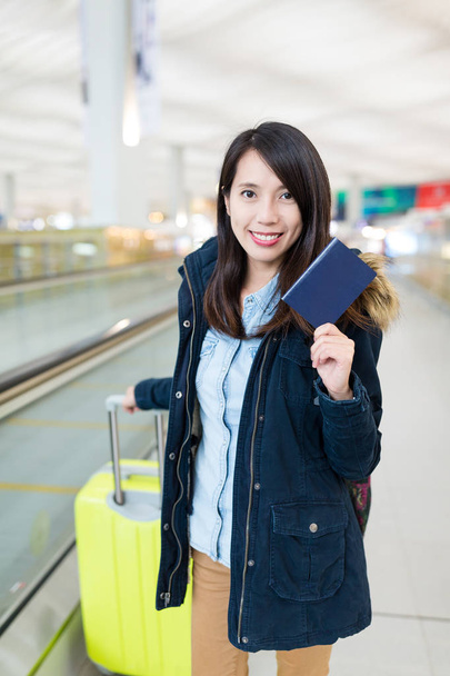 Asiatico giovane donna a il aeroporto
 - Foto, immagini