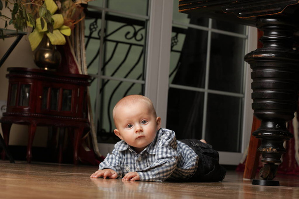 6 mois enfant mâle assis sur le sol
 - Photo, image