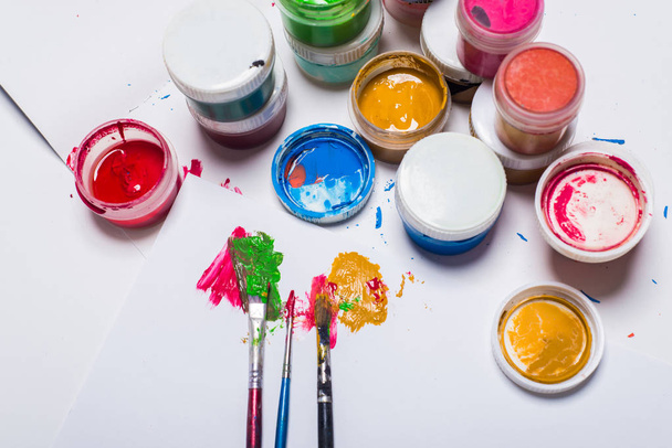 Pintura, pinceles y lápices de colores sobre un fondo claro
 - Foto, Imagen