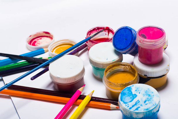 Peinture gouache, pinceaux et crayons de couleur sur fond clair
 - Photo, image