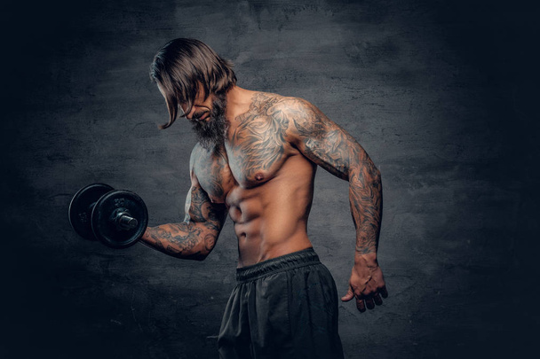 Un hombre sin camisa haciendo un ejercicio de bíceps
 - Foto, imagen