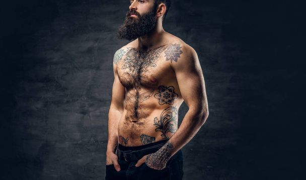 Uomo barbuto senza camicia con busto tatuato
 - Foto, immagini