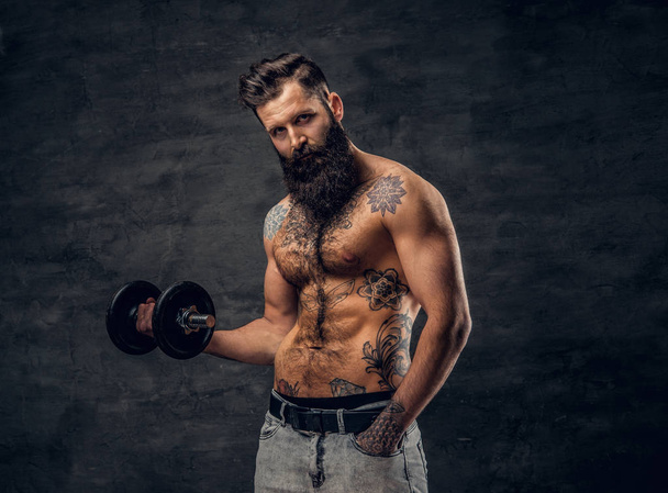 Shirtless bearded male doing workout - Foto, Imagen