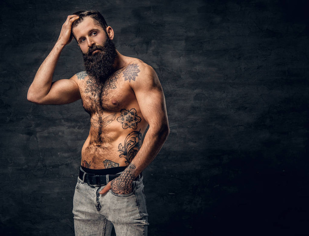 Shirtless barbudo masculino com tatuado torso
 - Foto, Imagem