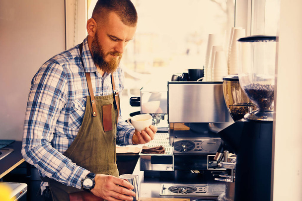 Homem preparando cappuccino
 - Foto, Imagem