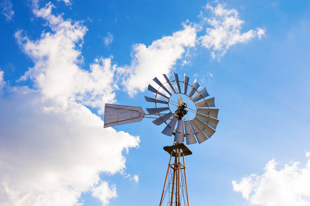 Крупним планом вітряк і блакитне небо
 - Фото, зображення