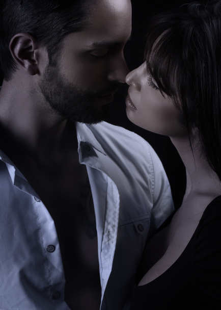 Hombre guapo besando a una mujer hermosa
  - Foto, Imagen