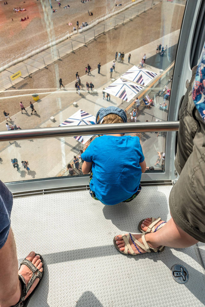 Blick von oben Junge am Strand von Brighton Tower. England - Foto, Bild