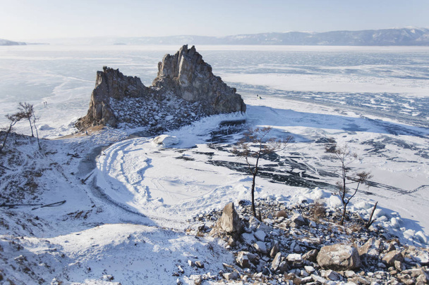 Shamanka mount. Cape Burhan. Lake Baikal, winter - Foto, imagen