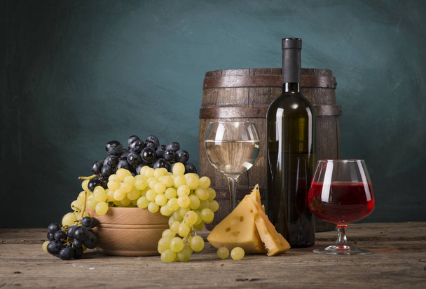 Red wine with barrel on vineyard in green Tuscany, Italy - Фото, зображення