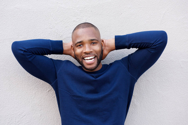 boldog afro-amerikai ember  - Fotó, kép