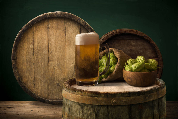 Beer keg with glasses of beer on rural countryside background - Foto, imagen