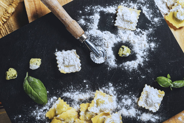 hacer ravioles, cortar la masa, rellenar la pasta italiana
 - Foto, imagen