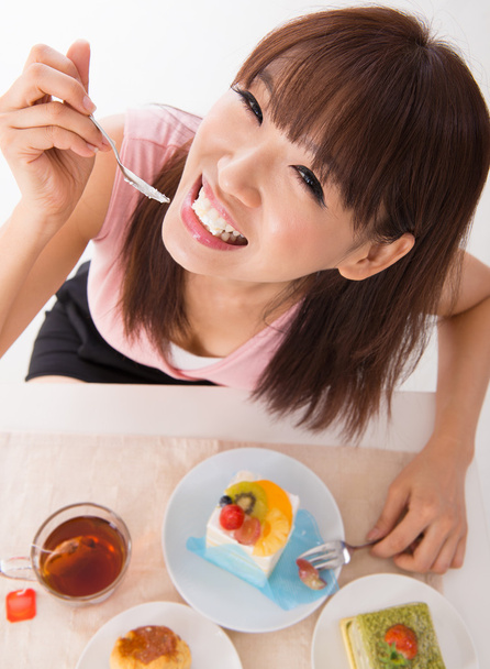 Fun Asian eating cake - Zdjęcie, obraz