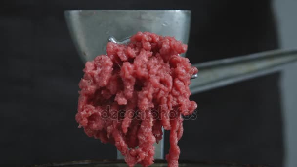 Detailní záběr z čerstvě mletého masa z mlýnek na maso. - Záběry, video