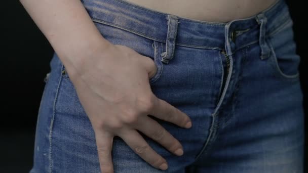 Womans rękę w kieszeni jeansów - Materiał filmowy, wideo