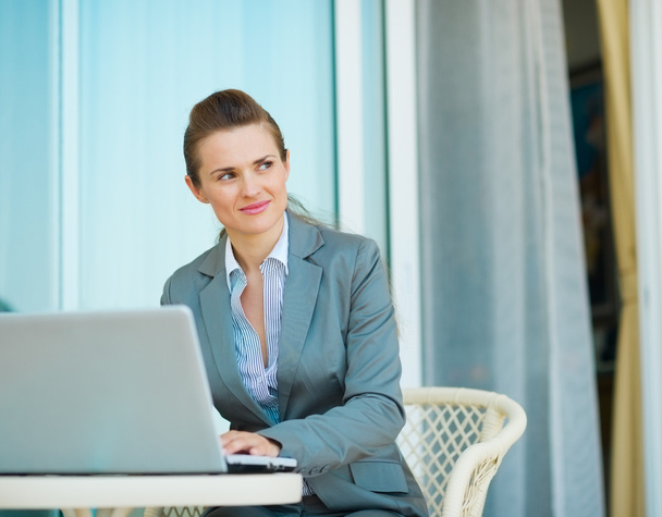 Thoughtful business woman working on laptop - Zdjęcie, obraz