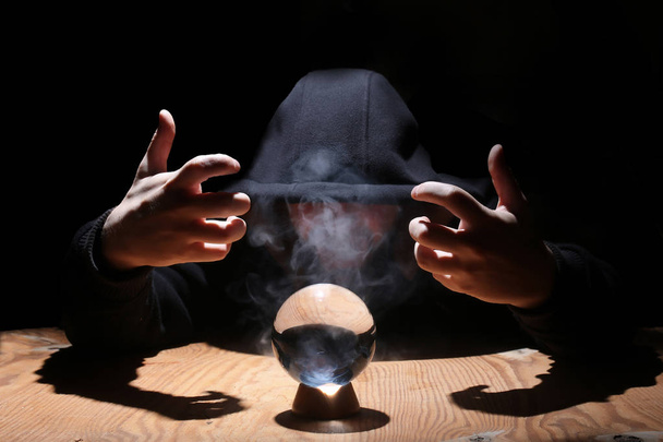 adam siyah başlıklı cristal topu ile - Fotoğraf, Görsel