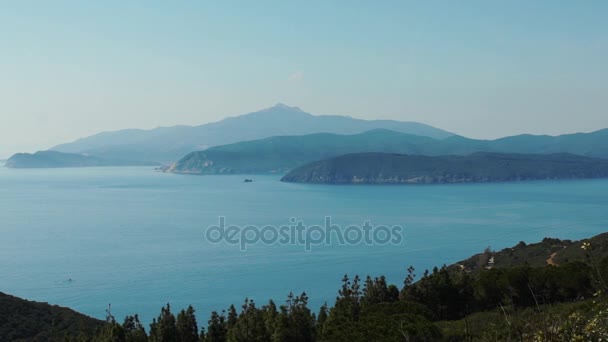 Un hermoso mar tranquilo en la isla de Elba en Italia, HD
 - Metraje, vídeo