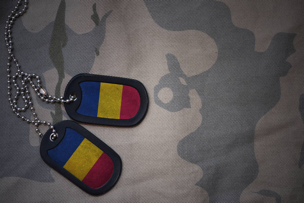 Военный бланк, метка собаки с флагом Чада на фоне текстуры хаки. военная концепция
 - Фото, изображение
