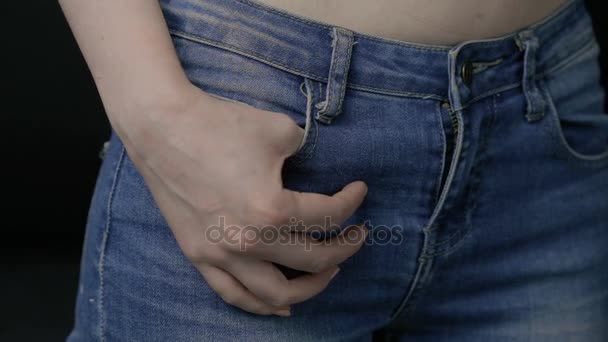 Жінки рука в блакитних джинсах кишені
 - Кадри, відео