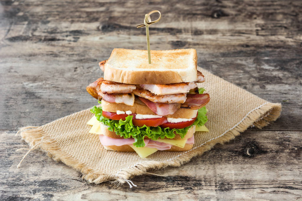 Club sandwich puinen pöytä tausta
 - Valokuva, kuva