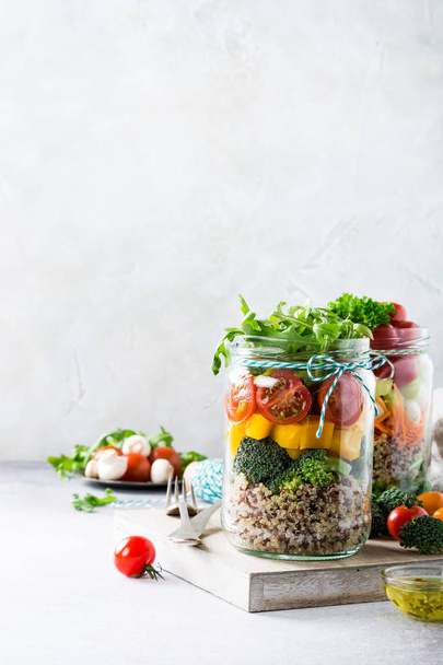 In glazen pot met quinoa salade - Foto, afbeelding