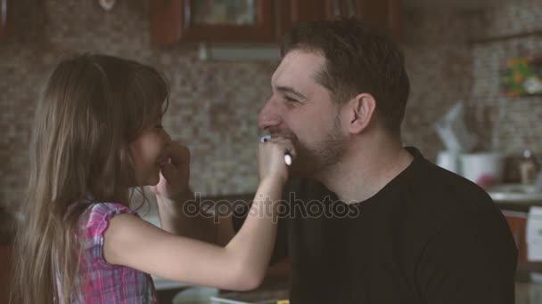 Baba ve kızı birlikte fırça onların dişler. Baba ve küçük kız gülmek ve birlikte eğlenmek. - Video, Çekim
