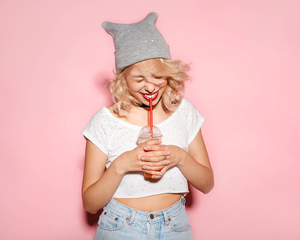 young woman drinking from sipper - Foto, afbeelding