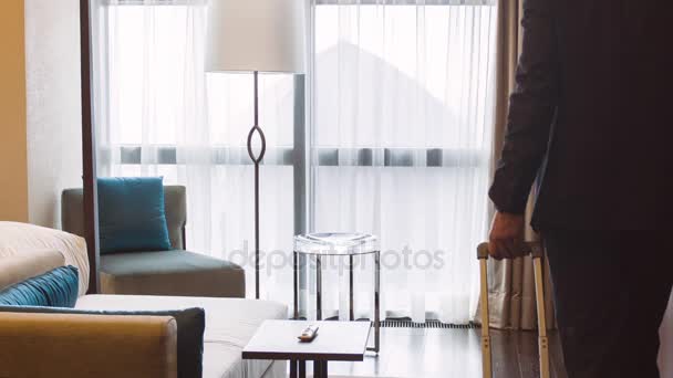 Serious businessman holding a suitcase - Filmmaterial, Video