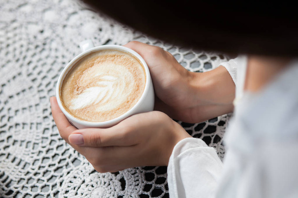 latte veya cappuccino kahve kahve dükkanı bir kitap ile - Fotoğraf, Görsel