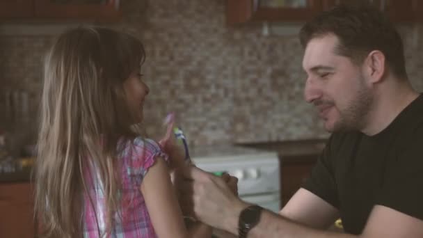 Daughter and dad brush their teeth together. Father spends time with his family - Footage, Video