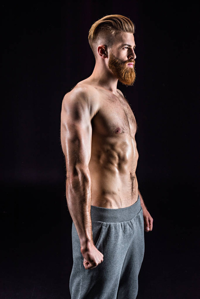 bearded sportsman posing  - Foto, afbeelding