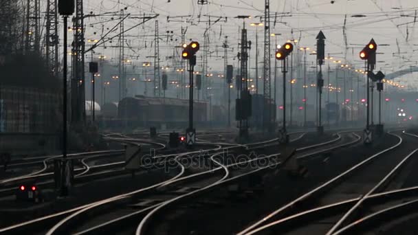 Impresionantes ferrocarriles curvos y un montón de semáforos en la noche en Europa del Este en otoño
 - Imágenes, Vídeo