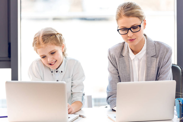 mother and daughter with laptops - Photo, Image