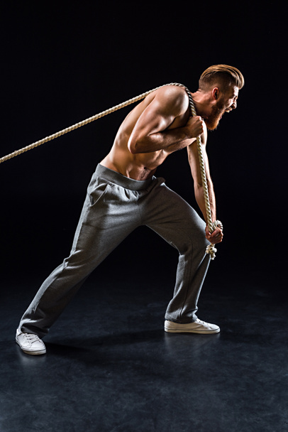 sportsman pulling rope - Foto, imagen