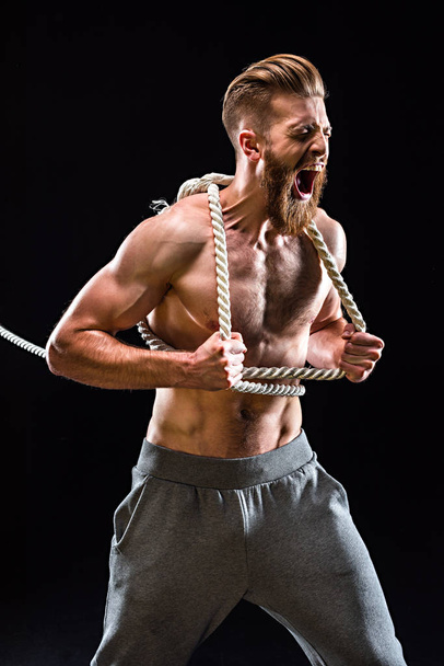 deportista tirando de cuerda
 - Foto, Imagen