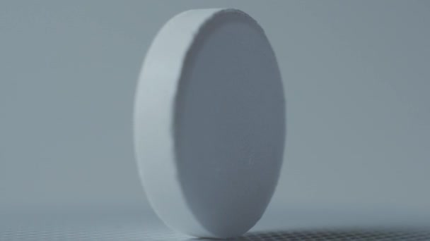 Beyaz bir arka plan üzerinde dönüm beyaz tabletler - Video, Çekim