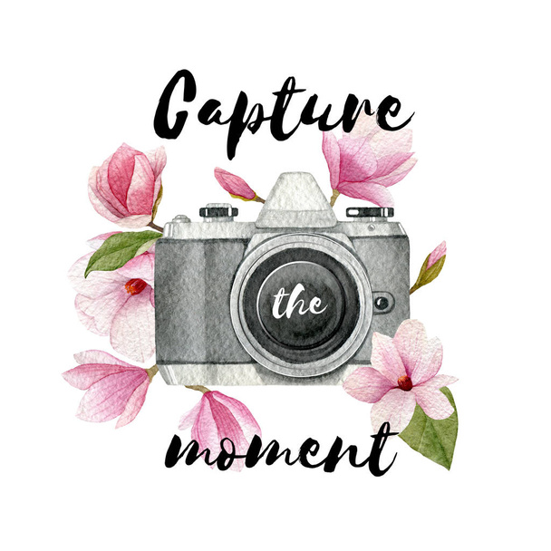 Tartu hetkeen. Vesiväri vintage valokuva kamera ja magnolia kukkia kirjoituksella. Käsin piirretty valokuvaajan logo
. - Valokuva, kuva
