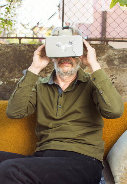 Людина використовує віртуальну реальність на задньому дворі
 - Фото, зображення