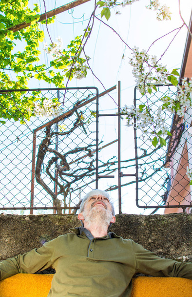 Uomo anziano godendo di tempo all'aperto
 - Foto, immagini