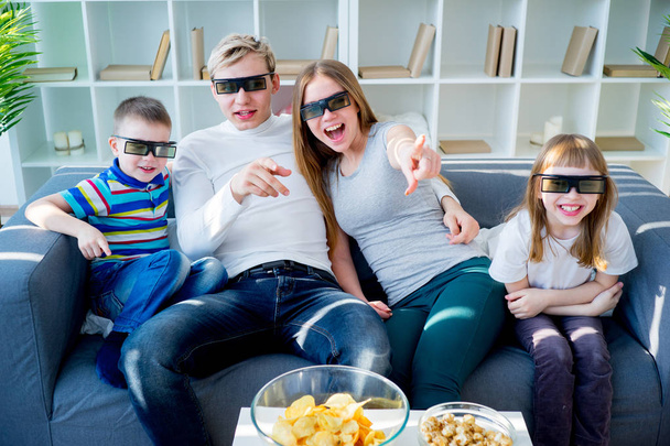 Family watching a 3d movie - Фото, изображение